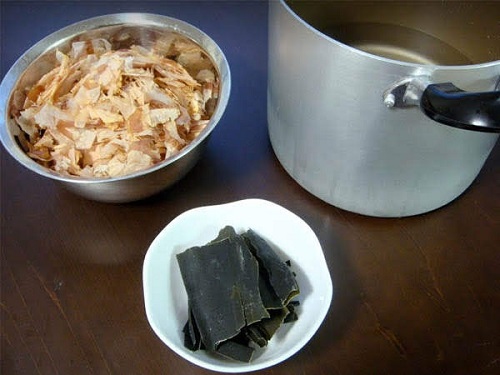 Nước dashi là gì? Gợi ý cách nấu nước dashi cho bé ăn bột