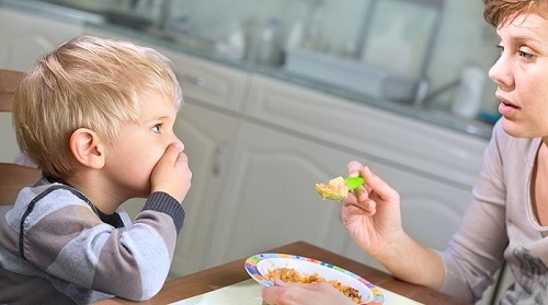 Mẹ phải làm gì khi bé ăn hay ngậm