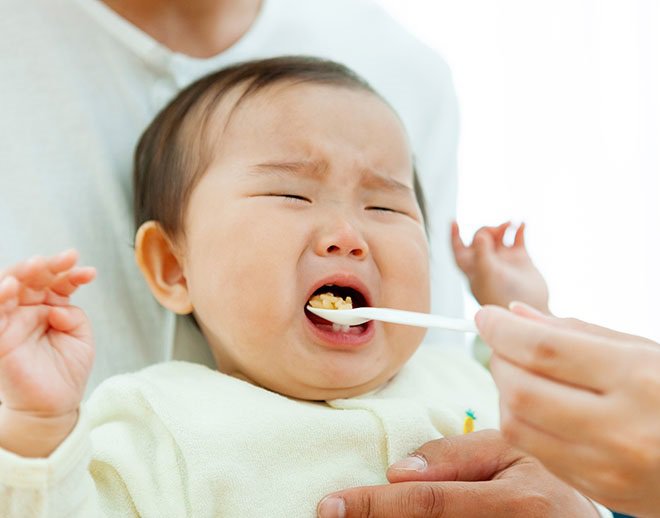 Mẹ làm gì khi trẻ ăn ngậm? Mách mẹ biện pháp cải thiện tình trạng này