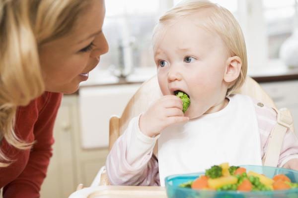 Mẹ nên làm gì khi bé không chịu nhai chỉ nuốt chửng?