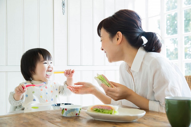 Tuyệt chiêu chữa bé ăn ngậm hiệu quả