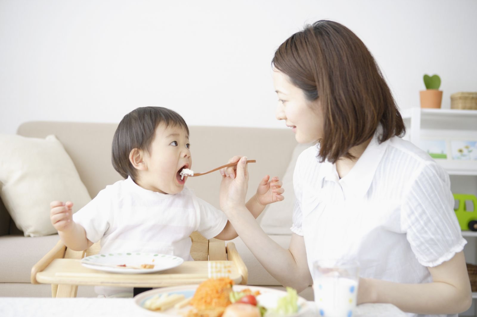 Trẻ lười ăn thiếu chất gì? Cần bổ sung gì giúp bé ngon miệng, tăng cân?