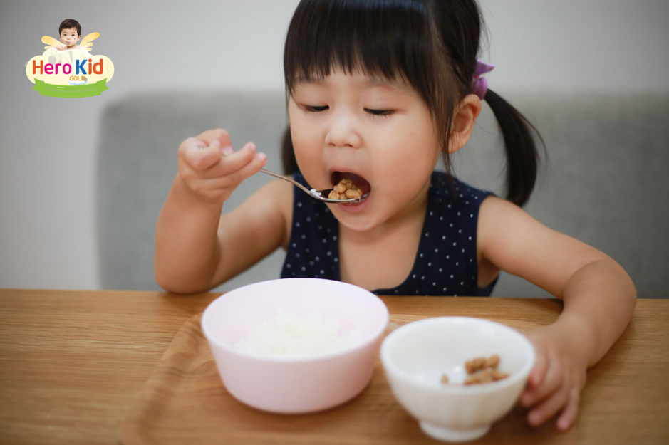 Bé 1 tuổi ăn được cơm chưa? Lưu ý khi tập cho trẻ ăn cơm