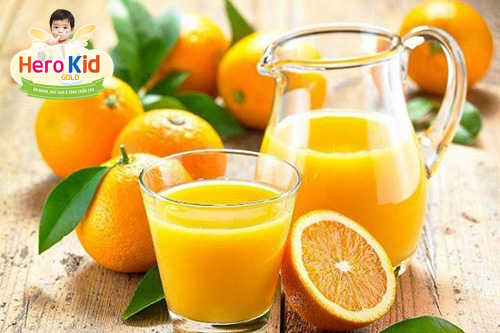 Liệu có nên cho trẻ uống nước cam hàng ngày không?