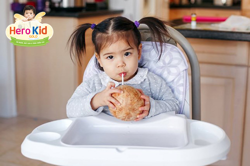Trẻ 1 tuổi uống được nước dừa chưa?