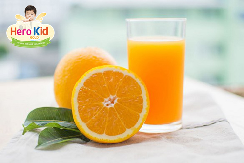 Trẻ bị sốt uống nước cam có tốt không?