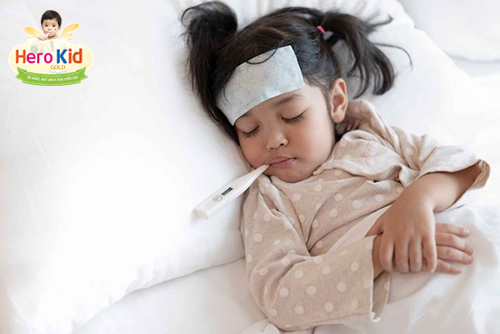 Trẻ bị ốm chân tay lạnh có sao không? Trẻ bị ốm chân tay lạnh có sao không?