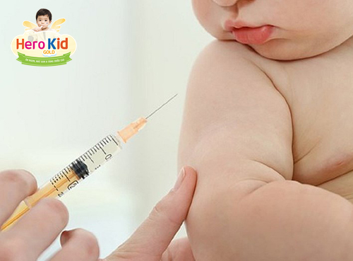 Giải đáp băn khoăn: Trẻ bị ốm có tiêm phòng được không?