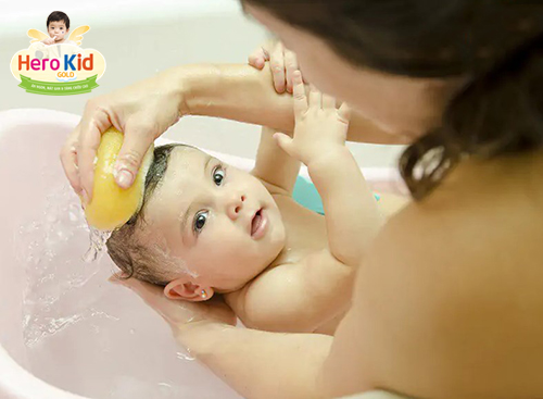 Trẻ bị ốm có nên gội đầu không? Nên cho con ăn gì? Trẻ bị ốm có nên gội đầu không? Nên cho con ăn gì?