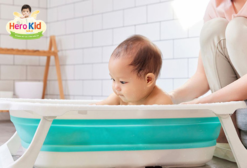 Trẻ bị ốm có nên tắm không? Lưu ý khi tắm cho bé bị ốm