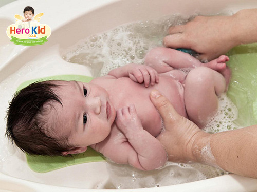 Trẻ bị ốm có nên tắm không? Lưu ý khi tắm cho bé bị ốm