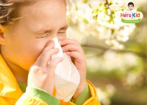 Khi trẻ viêm mũi kéo dài, mẹ phải làm sao?