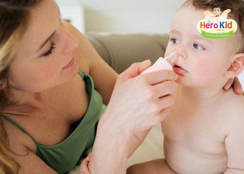 Khi trẻ viêm mũi kéo dài, mẹ phải làm sao?