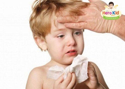 Khi trẻ viêm mũi kéo dài, mẹ phải làm sao?