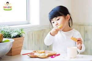 các giai đoạn biếng ăn sinh lý ở trẻ
